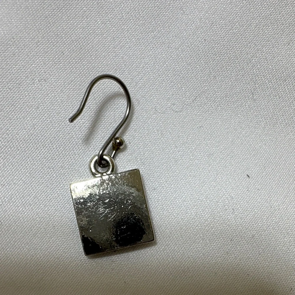 Elegant Green Square Earrings - Picture 5 of 6